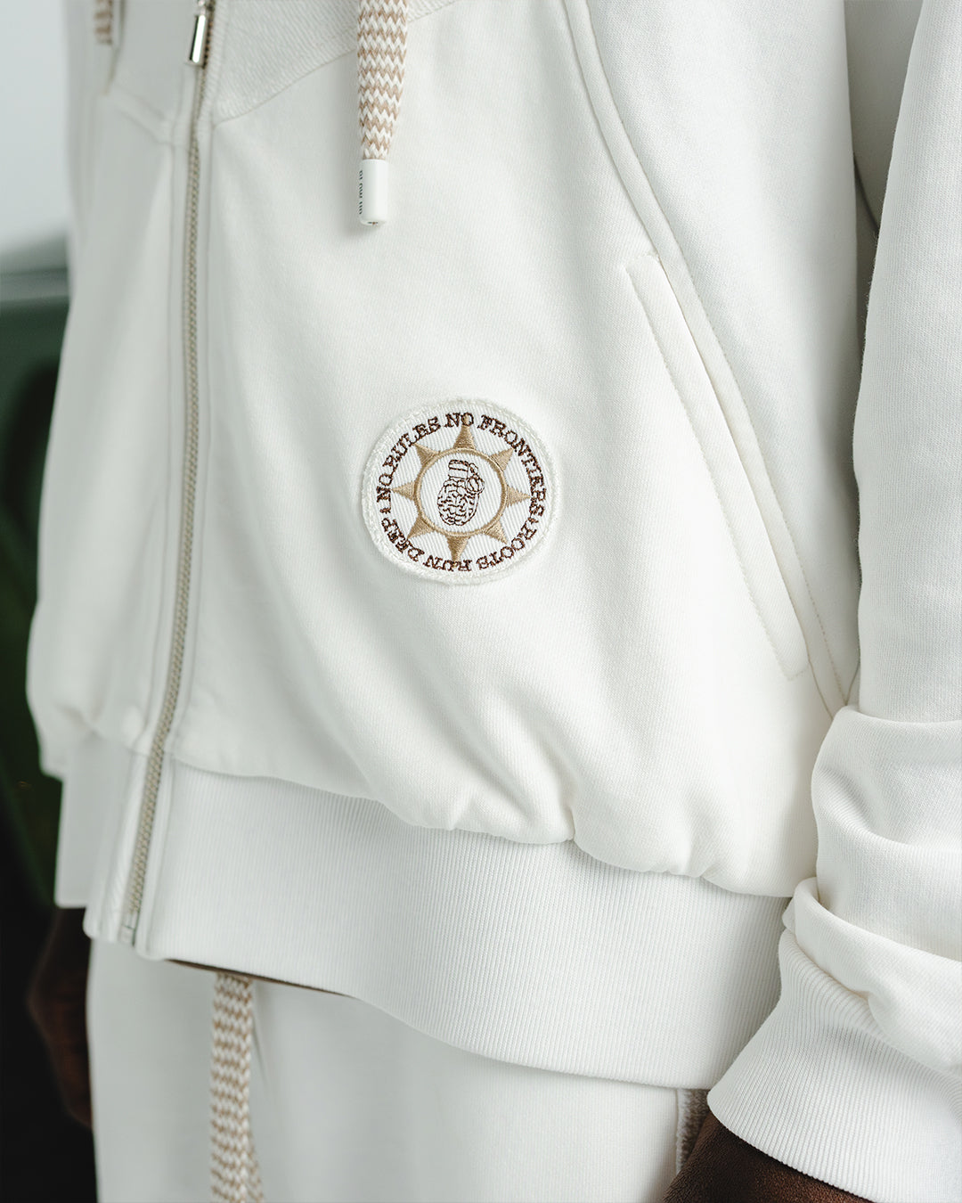BADGE IVORY HOODIE